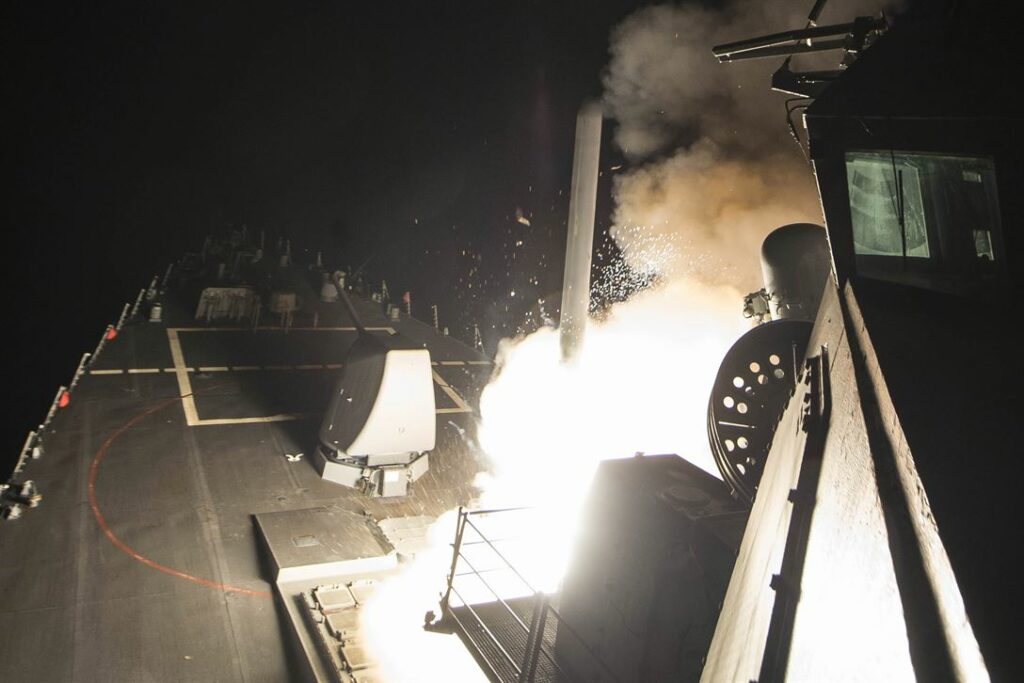 Destroyer peluru berpandu rudal-Arleigh Burke USS Ross kebakaran rudal serangan tanah Tomahawk saka Laut Mediterania ing Suriah, April 7, 2017. (Foto Angkatan dening Petty Officer 3rd Kelas Robert S. Price)