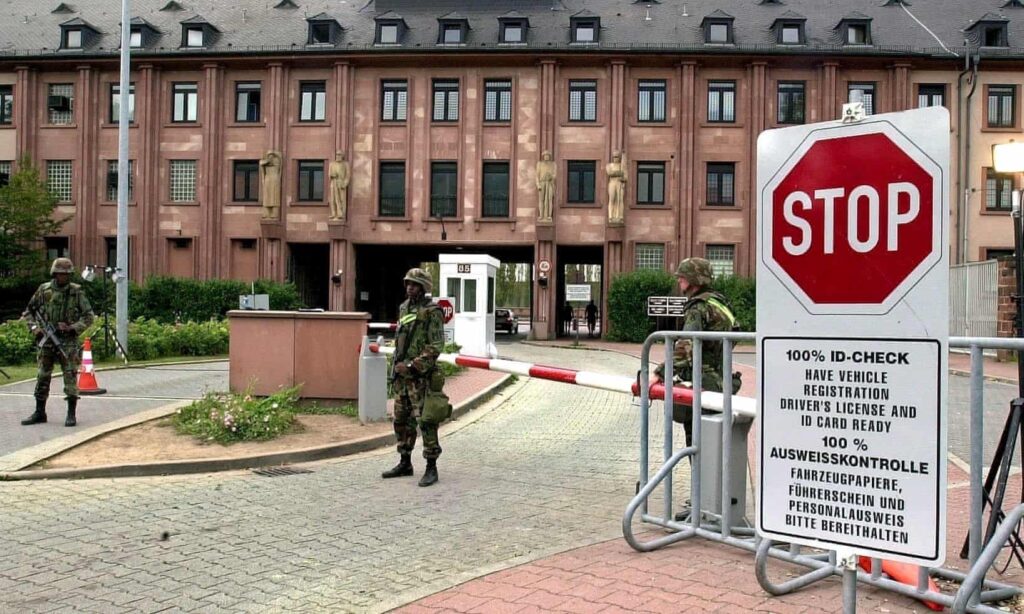 Diferentes momentos ... Soldados estadounidenses montan guardia en la entrada del cuartel estadounidense de Campbell en Heidelberg en 2002.