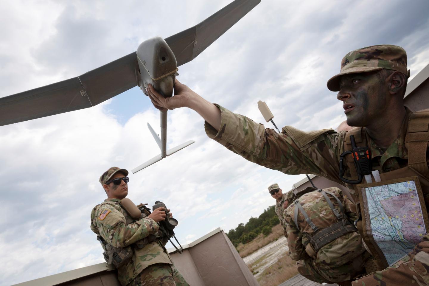 ASV militārpersonas ar dronu