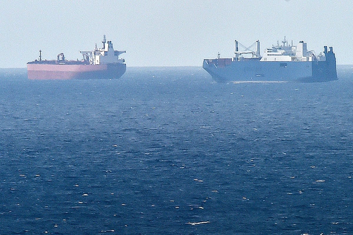 Obrázek pořízený 9. května 2019 ze severního přístavu Le Havre ukazuje saúdskou nákladní loď Bahri Yanbu (R) vedle britského ropného tankeru Nordic Space (L) čekajícího v přístavu Le Havre. - Dne 9. května 2019 francouzský prezident bránil prodej zbraní své země do Saúdské Arábie a Spojených arabských emirátů