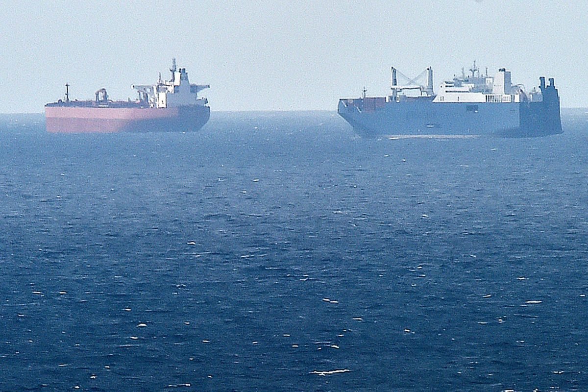 Una foto scattata il 9 maggio 2019 dal porto settentrionale di Le Havre, mostra la nave da carico saudita Bahri Yanbu (R) accanto alla petroliera britannica Nordic Space (L) in attesa nel porto di Le Havre. - Il presidente francese ha difeso le vendite di armi del suo paese in Arabia Saudita e negli Emirati Arabi Uniti il ​​9 maggio 2019