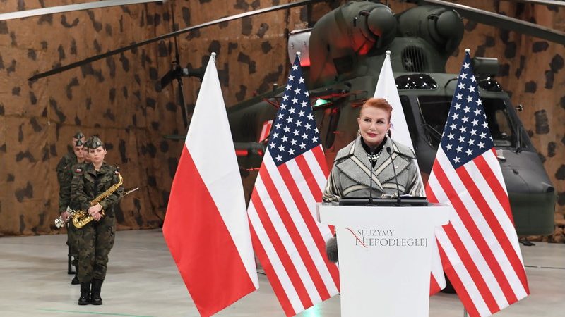 La embajadora de los Estados Unidos de América en Polonia, Georgetta Mosbacher, habló con las tropas polacas en Nowy Glinnik, Polonia, el 05 de diciembre de 2018. [EPA-EFE / GRZEGORZ MICHALOWSKI]