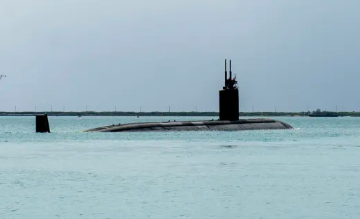 El submarino de ataque rápido de clase Los Ángeles USS Alexandria (SSN 757) transita Apra Harbour como parte de las operaciones programadas regularmente en el Indo-Pacífico el 5 de mayo de 2020. (Especialista de 3a clase de la Armada de los EE. UU. / Comunicación de masas Randall W. Ramaswamy)