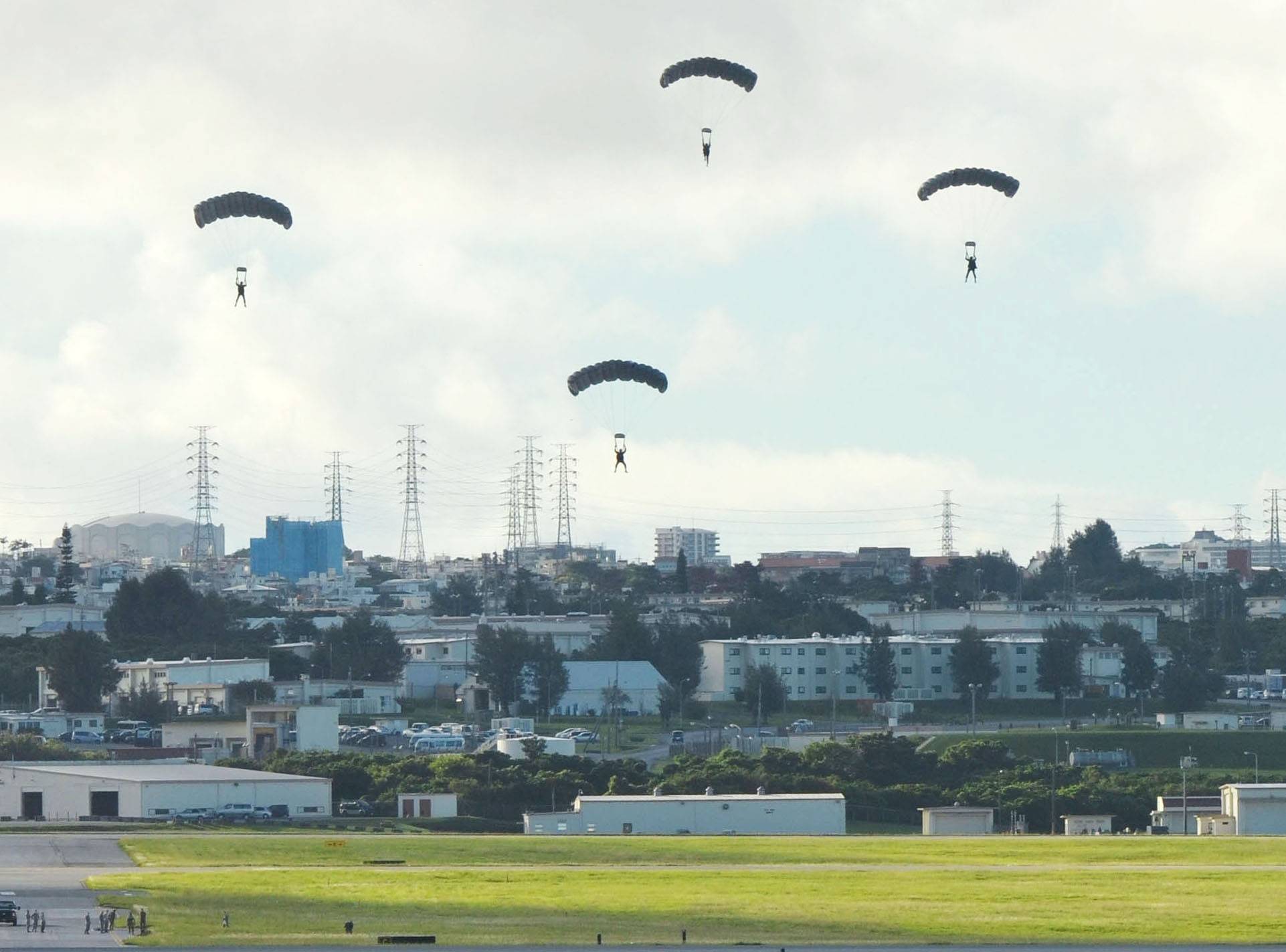 The U.S. military conducts a parachute drill on Sept. 21, 2017, at Kadena Air Base in Okinawa Prefecture, despite demands by both the central and local governments that the drill be canceled.