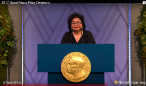 Hibakusha Setsuko Thurlow a la Cerimònia de lliurament dels Premis Nobel de la Pau del 2017, pronunciant el seu discurs d’acceptació en nom de la Campanya Internacional per abolir les armes nuclears