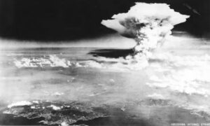 Nach dem ersten Abwurf einer Atombombe während des Krieges am 6. August 1945 steigt über Hiroshima eine Pilzwolke unbeschreiblicher Zerstörung auf