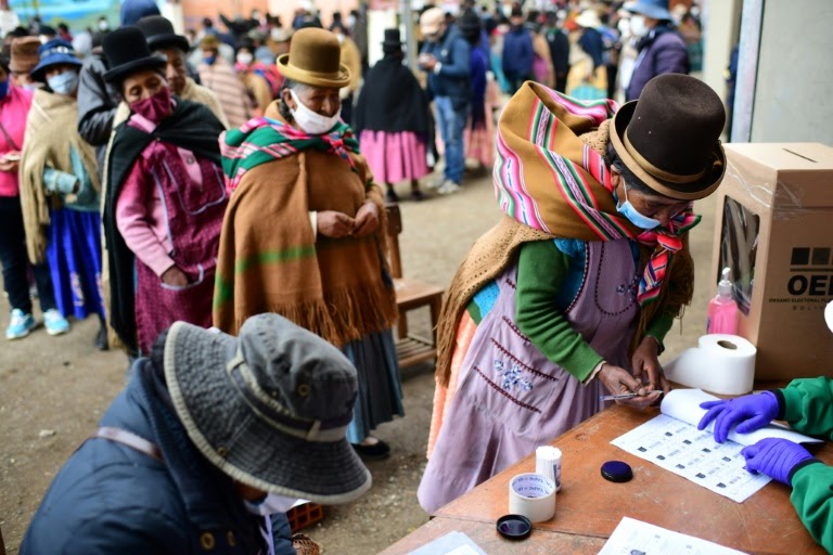 Mujer boliviana vota en las elecciones del 18 de octubre