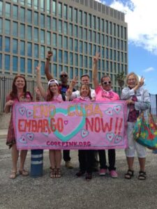Tanda protes: Akhiri Embargo Kuba Sekarang