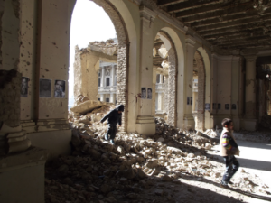 Una exposición fotográfica, en los escombros bombardeados del Palacio Darul Aman de Kabul, que muestra a los afganos muertos en la guerra y la opresión durante 4 décadas.