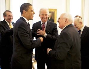 Obama y Biden se encuentran con Gorbachov.