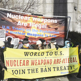 New Yorker fordern, dass die USA dem Vertrag über das Verbot von Atomwaffen beitreten