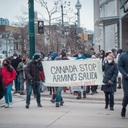Des actions de protestation partout au Canada marquent 7 ans de guerre au Yémen et exigent que le Canada mette fin aux exportations d'armes vers l'Arabie saoudite