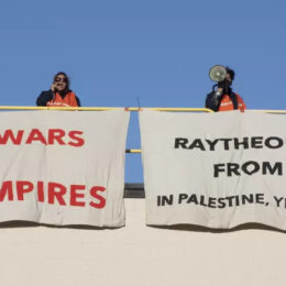 Activistas por la paz ocupan el techo del edificio Raytheon para protestar contra la especulación de la guerra