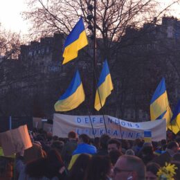 Rusaj soldatoj liberigas la Urbestron de Ukrainio kaj Akceptas Foriri post Protestoj