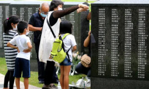 porodica na ratnom spomeniku na Okinavi