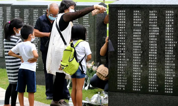Familie am Kriegerdenkmal in Okinawa