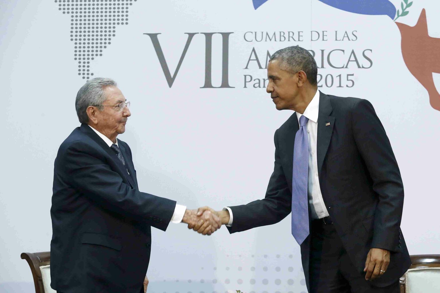 Obama shaking hands with Castro