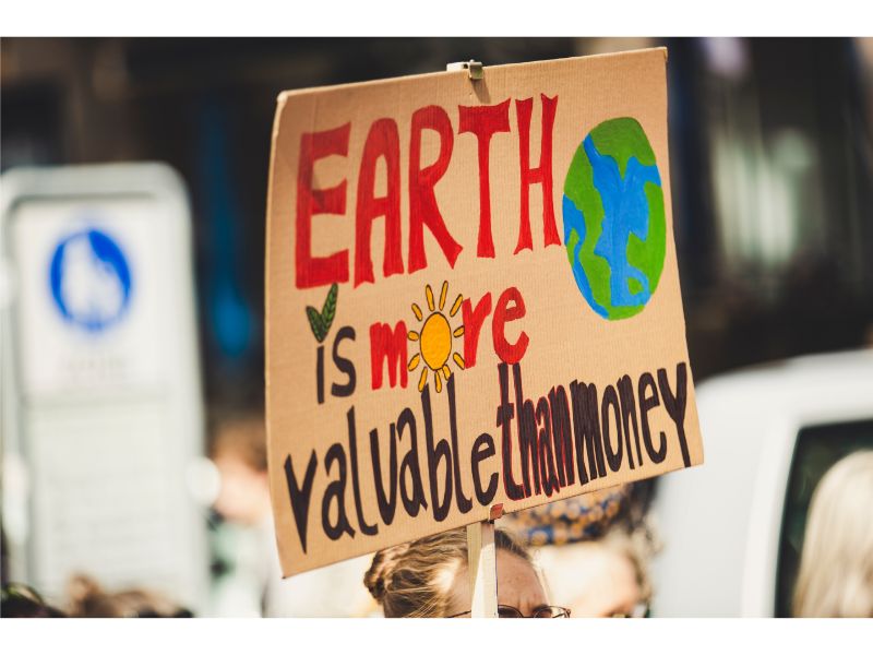 Cartel de protesta "La tierra es más valiosa que el dinero"