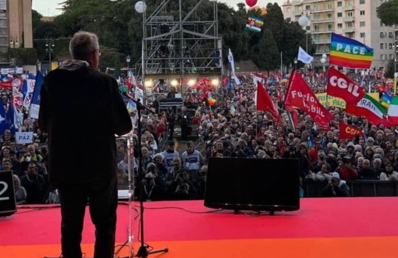 Speaker in front of a crowd in Rome