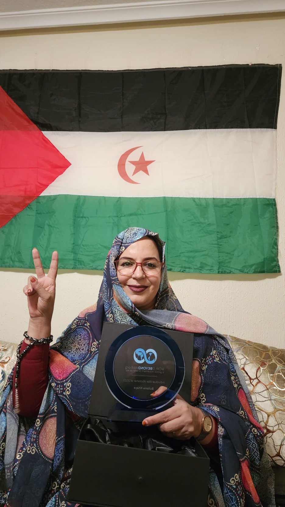 Sultana Khaya acepta el premio individual abolidor de la guerra de 2023, con subtítulos en inglés