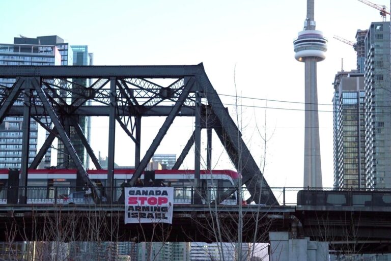 Banner drop Toronto - cn tower