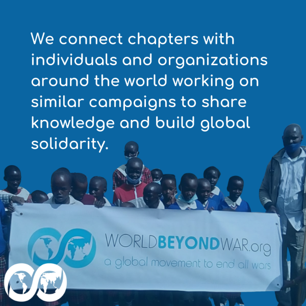 Текст на графике гласит: «Мы связываем главы с отдельными лицами и организациями по всему миру, работающими над аналогичными кампаниями, чтобы делиться знаниями и укреплять глобальную солидарность». Ниже фотография учителя и маленьких детей в Кении, держащих World BEYOND War баннер.