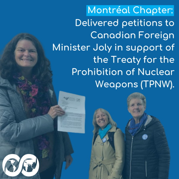グラフィックのテキストには、「モントリオール支部: 核兵器禁止条約 (TPNW) を支持して、カナダのジョリー外相に請願書を届けた」と書かれています。 3 人のモントリオール支部のメンバーが微笑んでいる写真があり、そのうちの XNUMX 人は配達された嘆願書を掲げています。